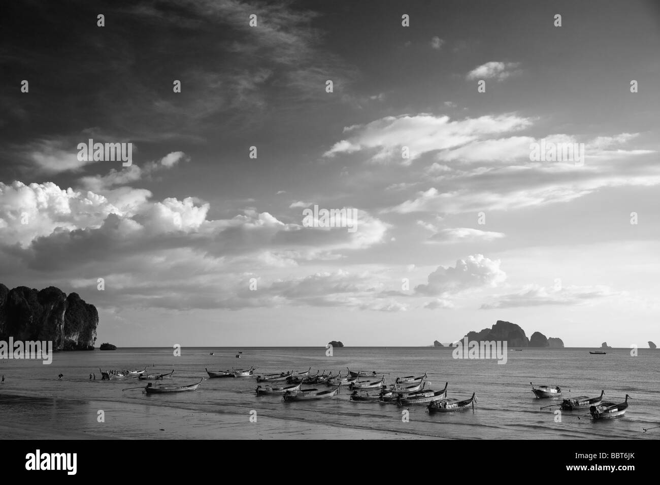 Image en noir et blanc de bateaux longtail Ao Phanang à Ao Nang, Krabi, Thaïlande Banque D'Images