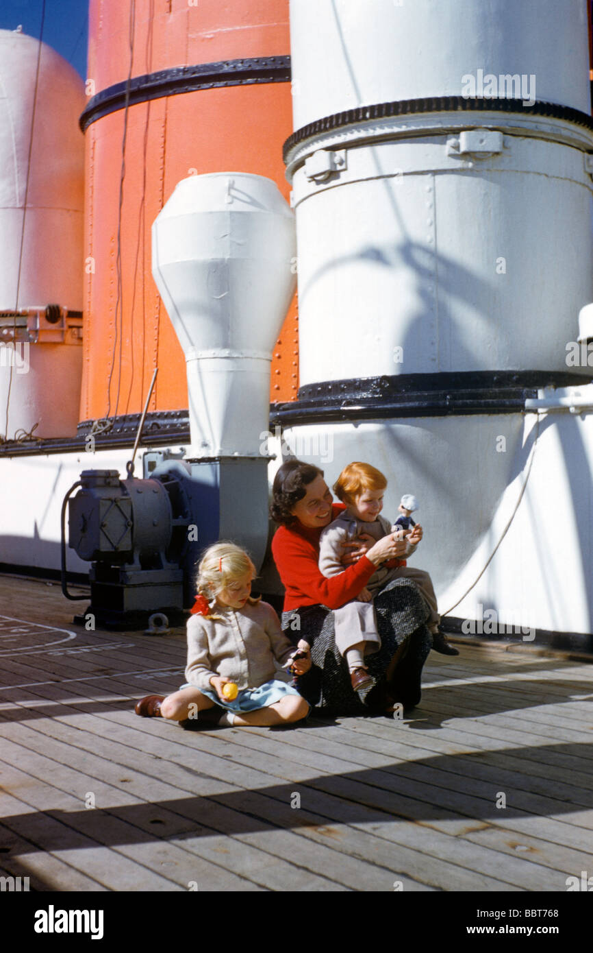 Jeune famille sur pont de bateau , émigre dans une nouvelle vie en Amérique du Nord 1955 Banque D'Images