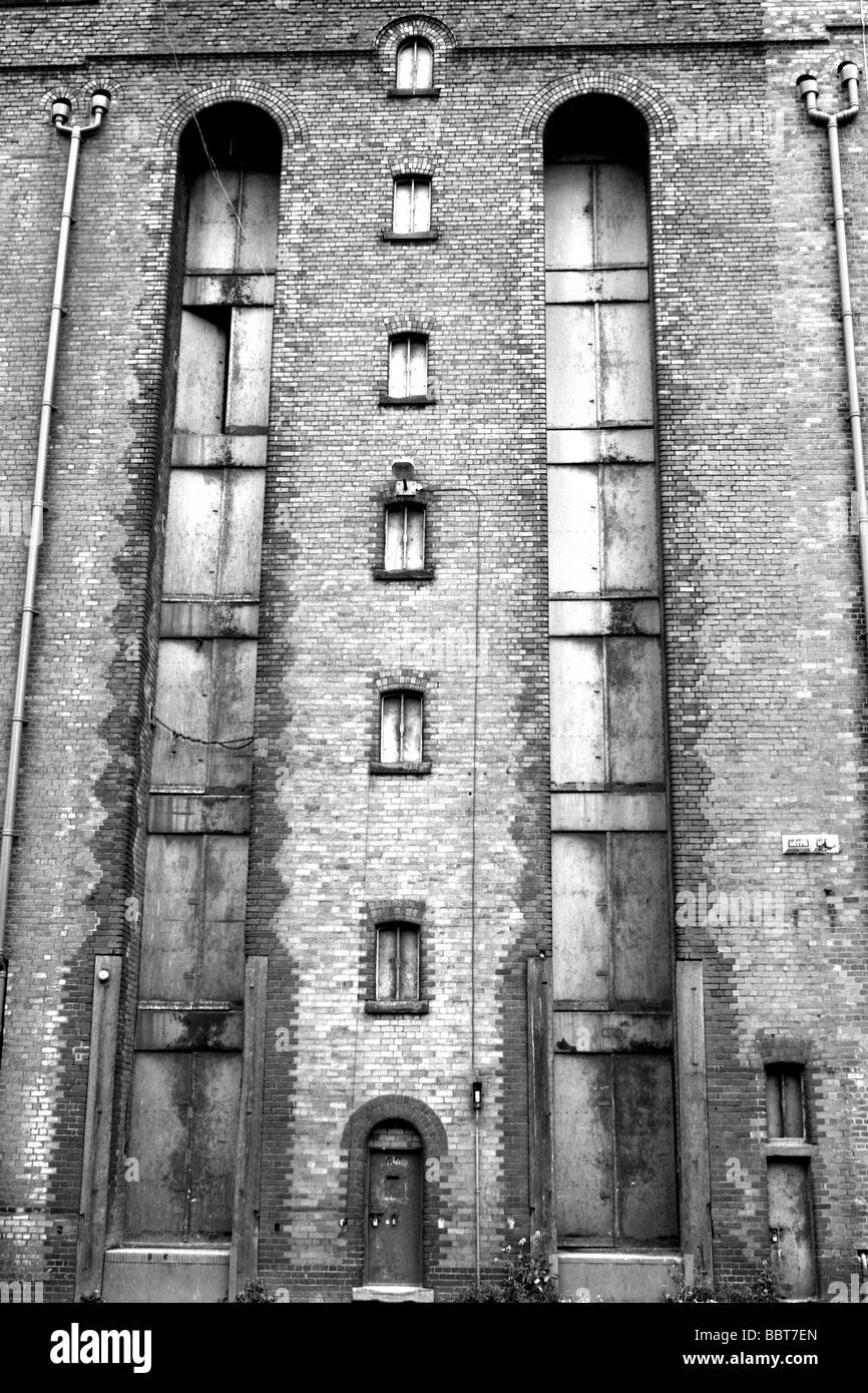 Portrait d'une épave d'entrepôt victorien Liverpool en noir et blanc, Merseyside, England, UK Banque D'Images