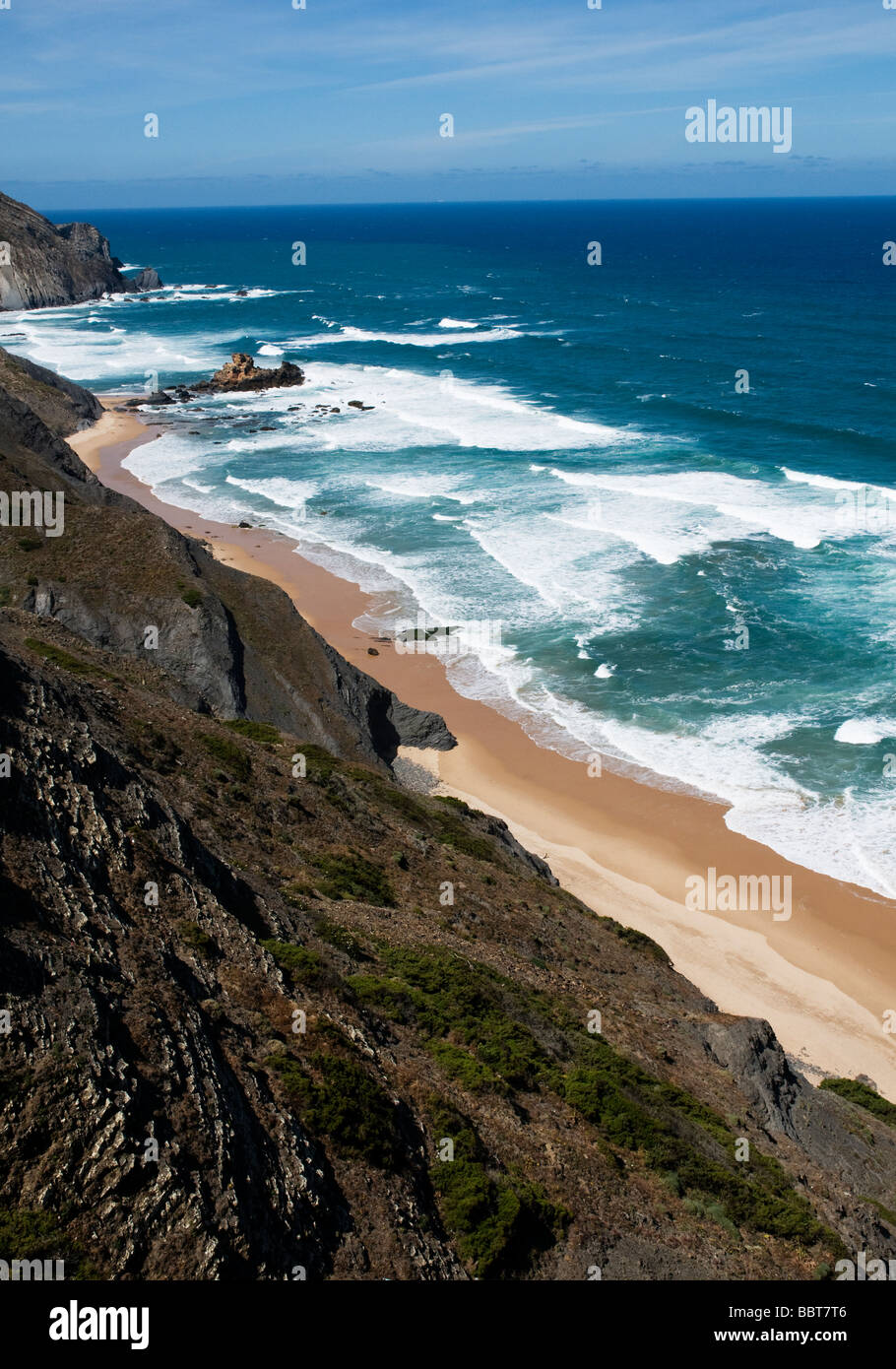 Une plage déserte à l'ouest de l'Algarve, sud du Portugal Banque D'Images