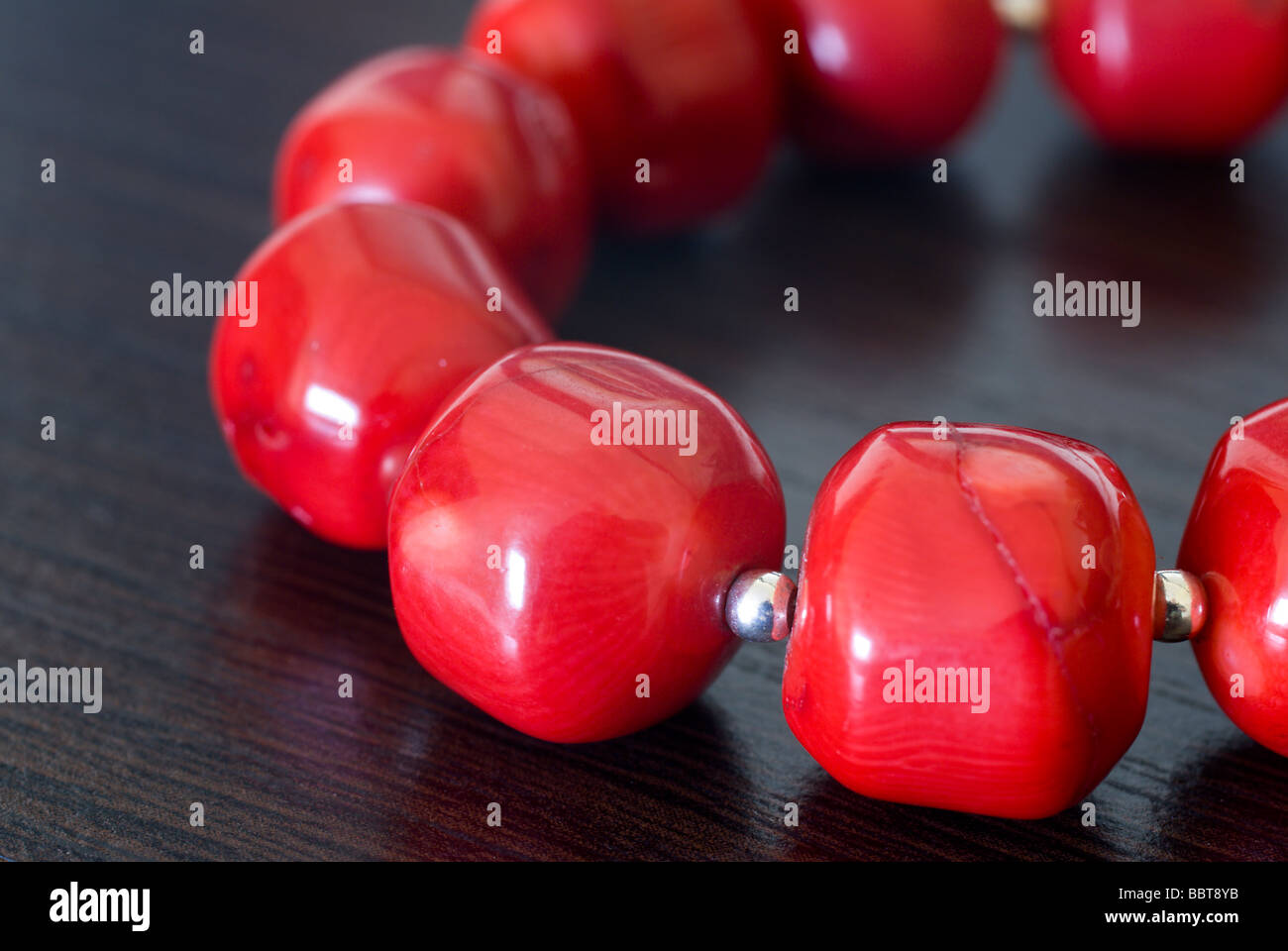 Pierres rouges bangle sur tableau noir Banque D'Images