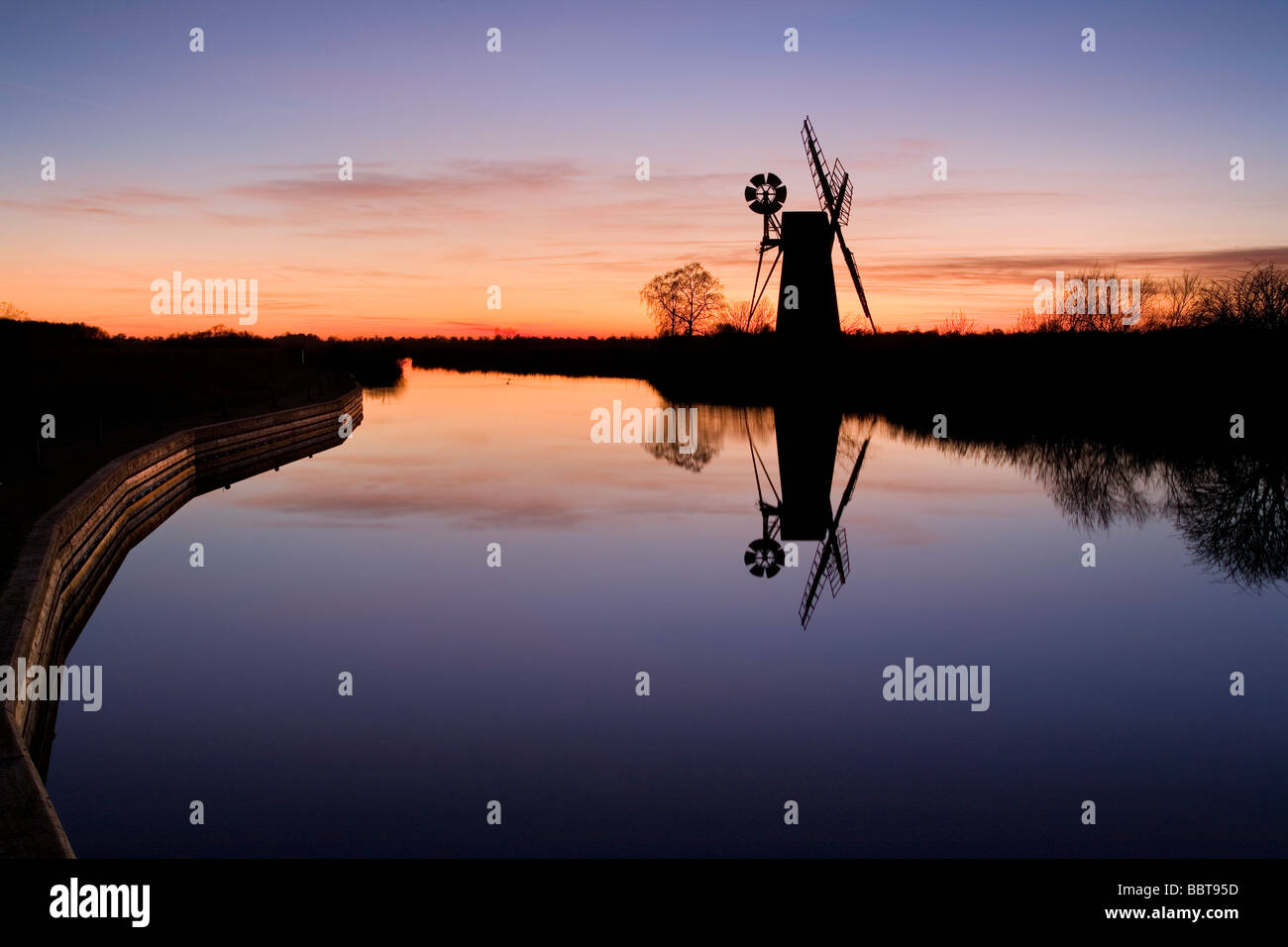 Une vue du coucher de soleil sur le gazon drainage Fen moulin sur les rives de la rivière à Ant Comment Hill, dans le Norfolk. Banque D'Images