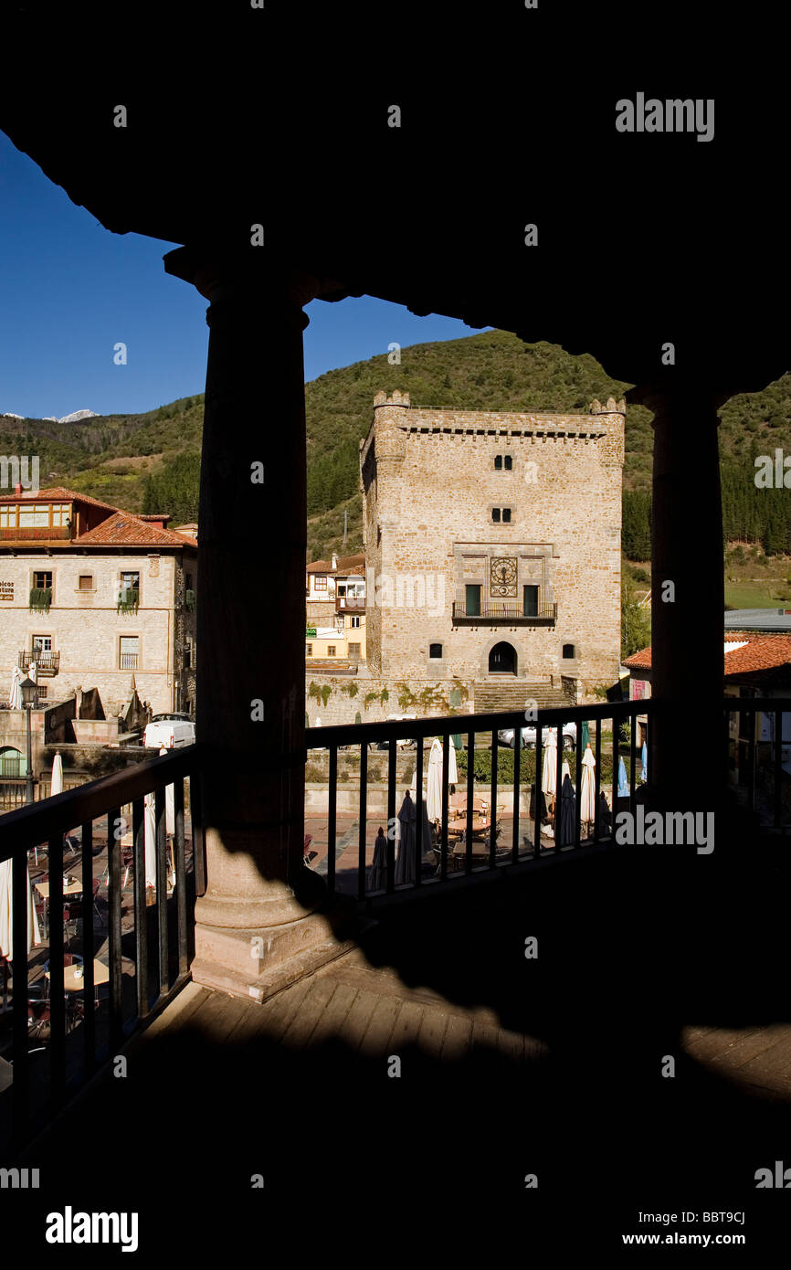 Tour de El Infantado et le Village de Potes dans la comté de San Glorio Cantabria Espagne Picos de Europa Banque D'Images