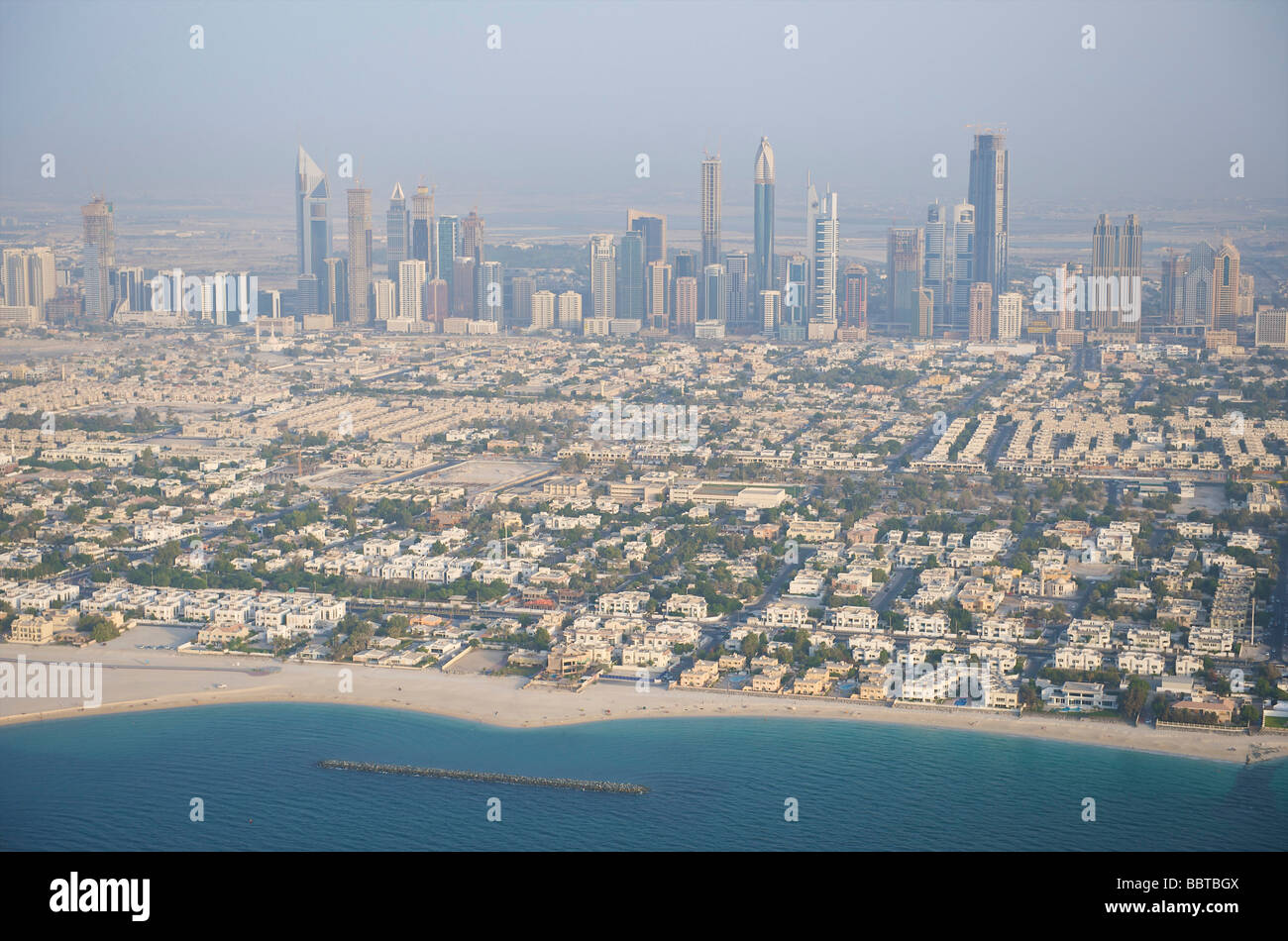 Dubai vue aérienne sur Jumeirah et sheik Zayed road Banque D'Images