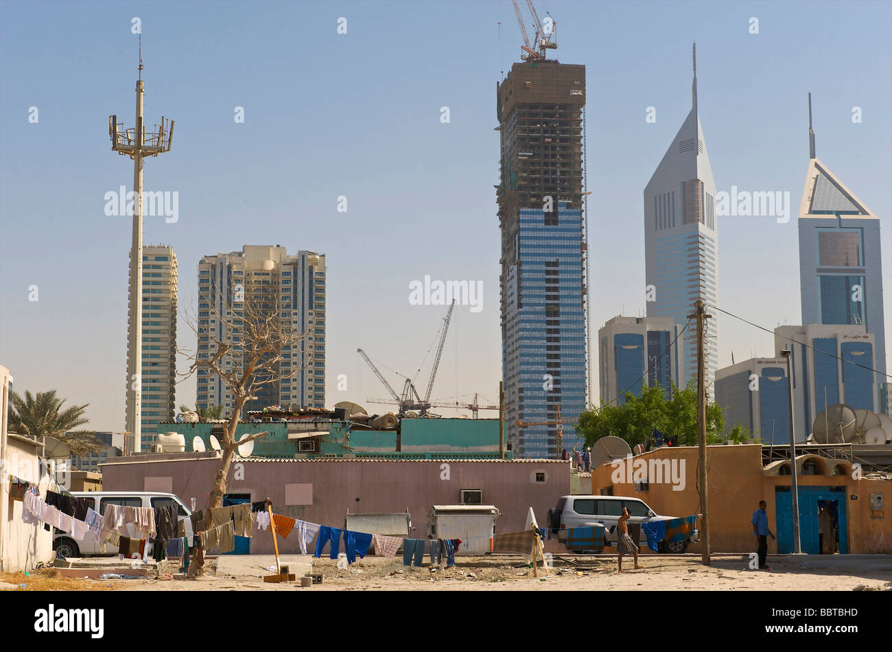 Dubai petites maisons des migrants près des tours jumelles de l'émirat et sheik Zayed road Banque D'Images