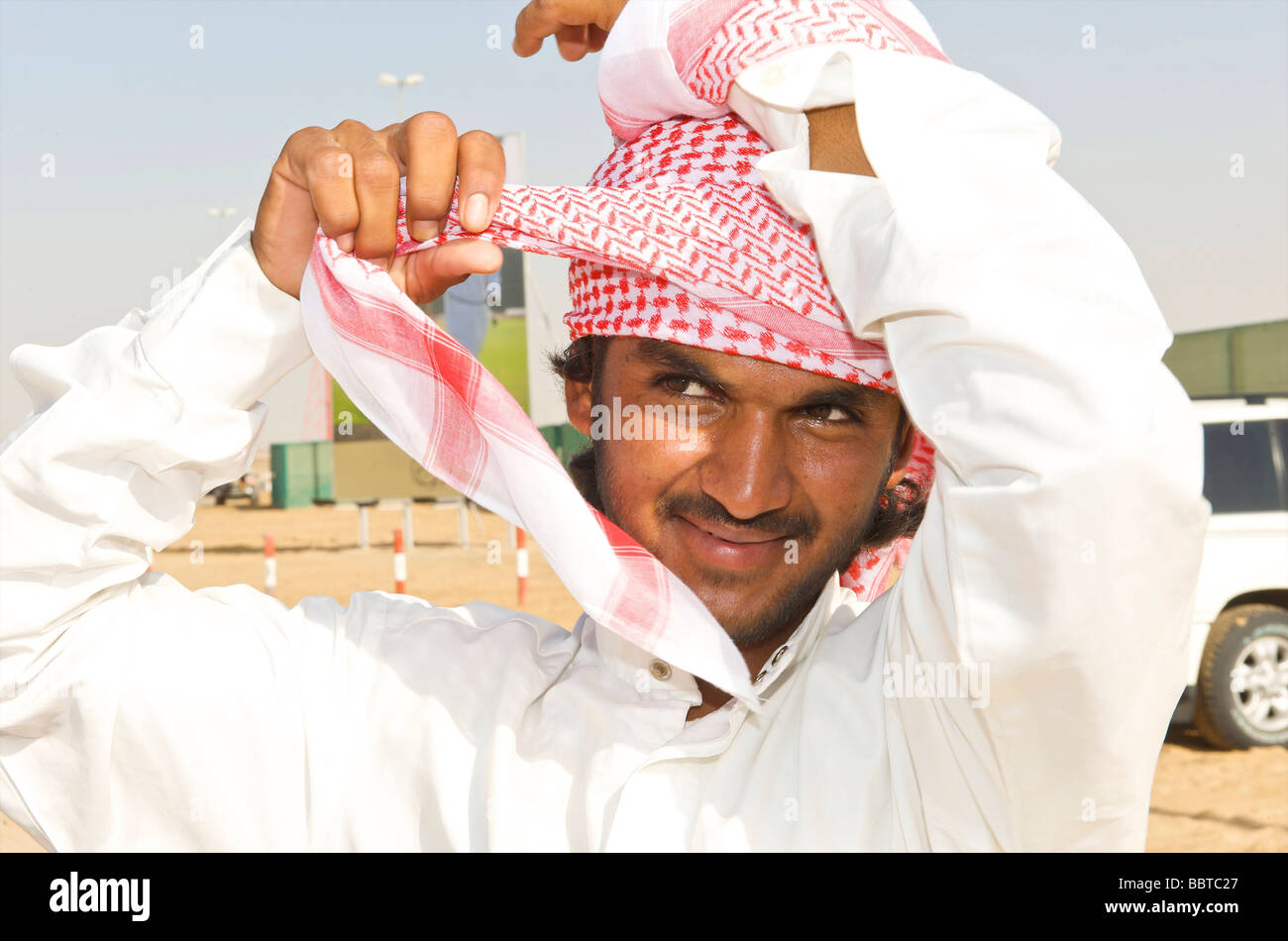 Dubaï démonstration de comment attacher un foulard Photo Stock - Alamy