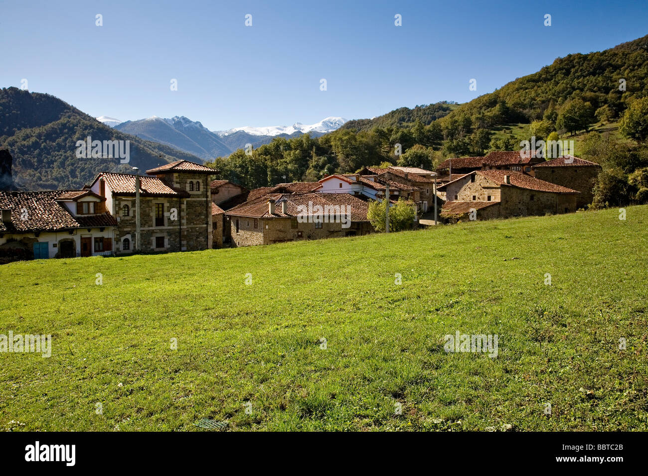 Le Village de Mogrovejo Shire de Picos de Europa Liebana Cantabria Espagne Banque D'Images