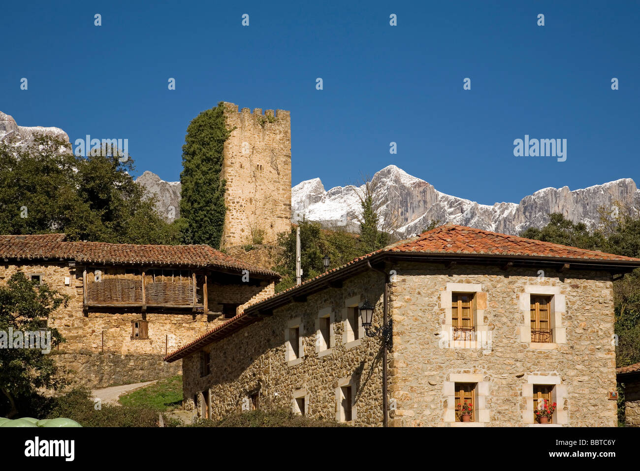 Le Village de Mogrovejo Shire de Picos de Europa Liebana Cantabria Espagne Banque D'Images