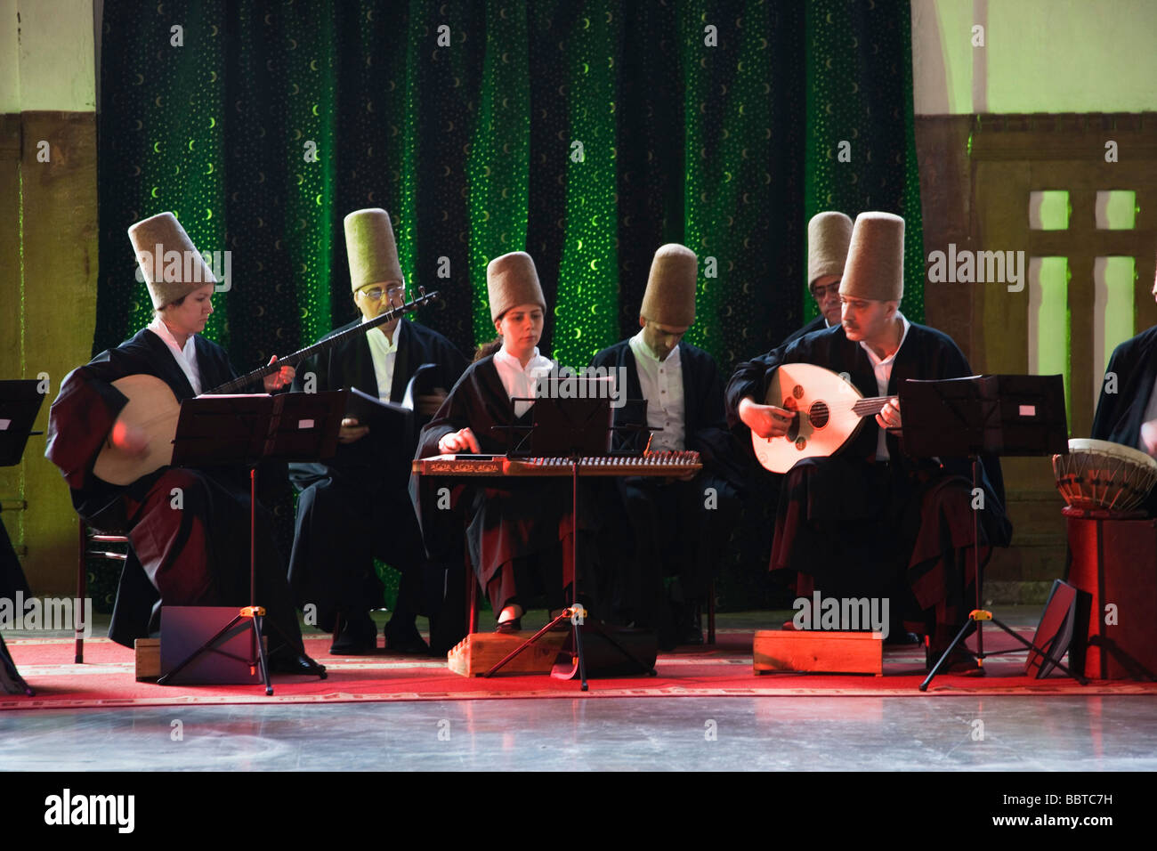 Derviches Tourneurs Mevlana Sema effectuer, Sirkeci Gare hall, Istanbul, Turquie, Europe Banque D'Images