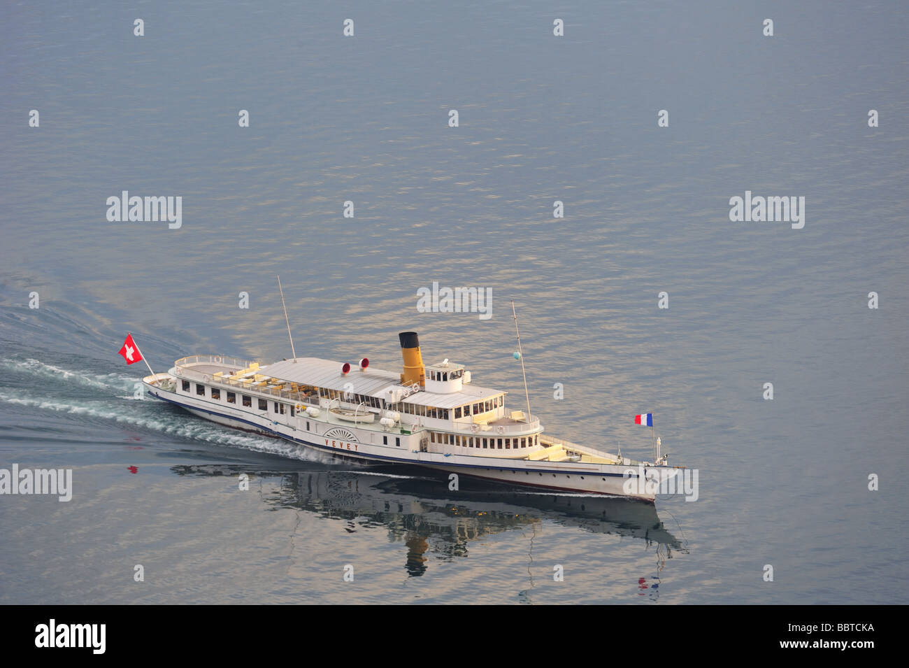 Le bateau à vapeur "Vevey Suisse' sur le Lac Léman. L'espace pour le texte sur l'eau. Banque D'Images