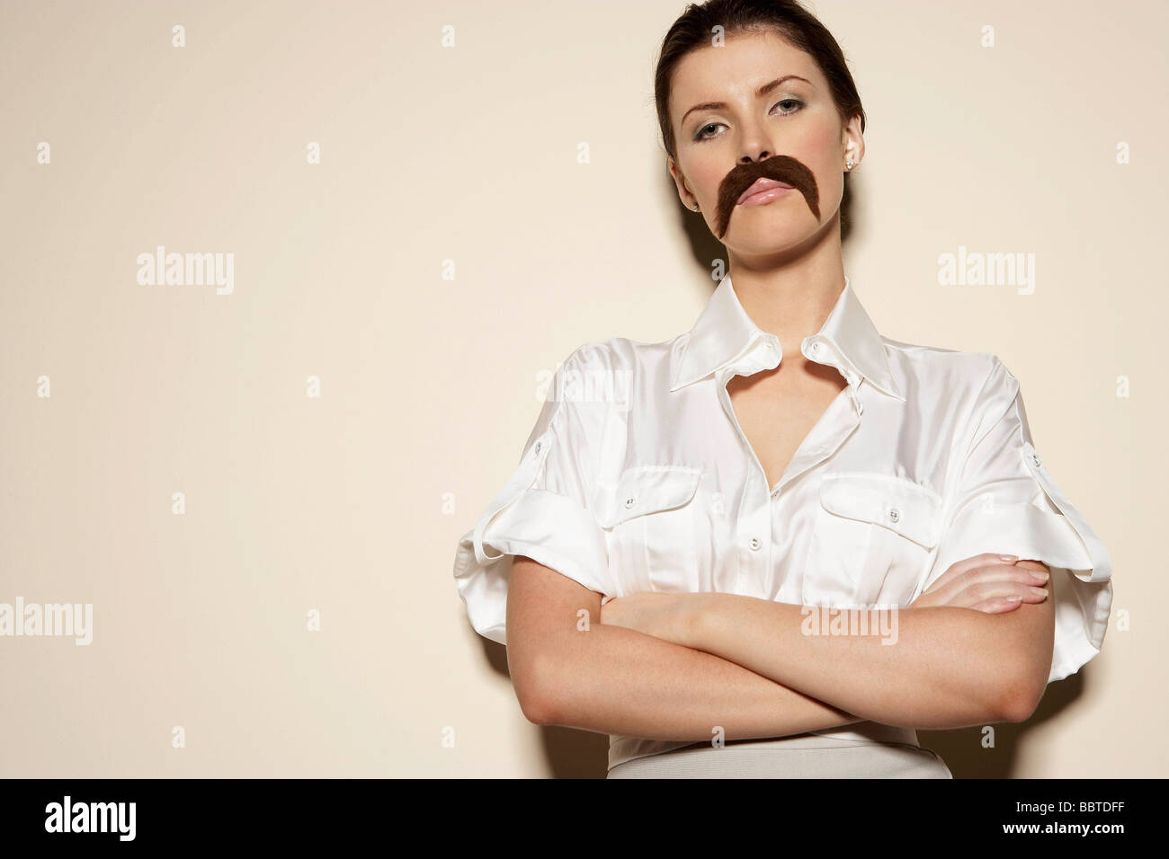 Portrait de femme portant moustache Banque D'Images