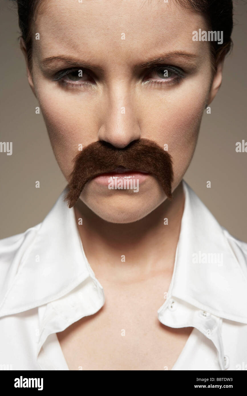 Portrait de femme portant moustache Banque D'Images