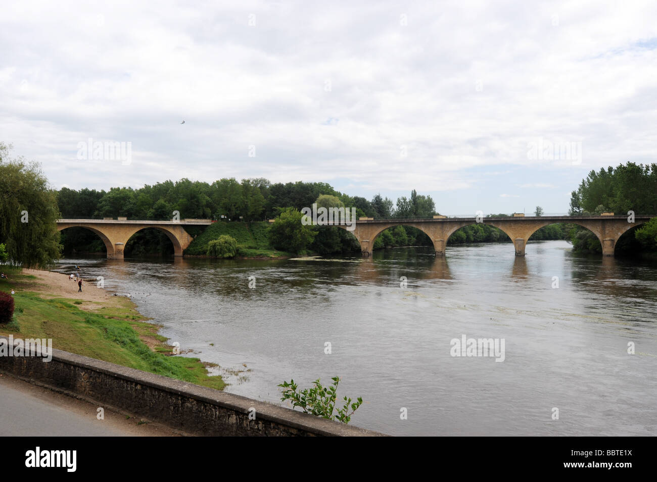 Le confluent de la Dordogne et la Vézère à Limeuil France Banque D'Images