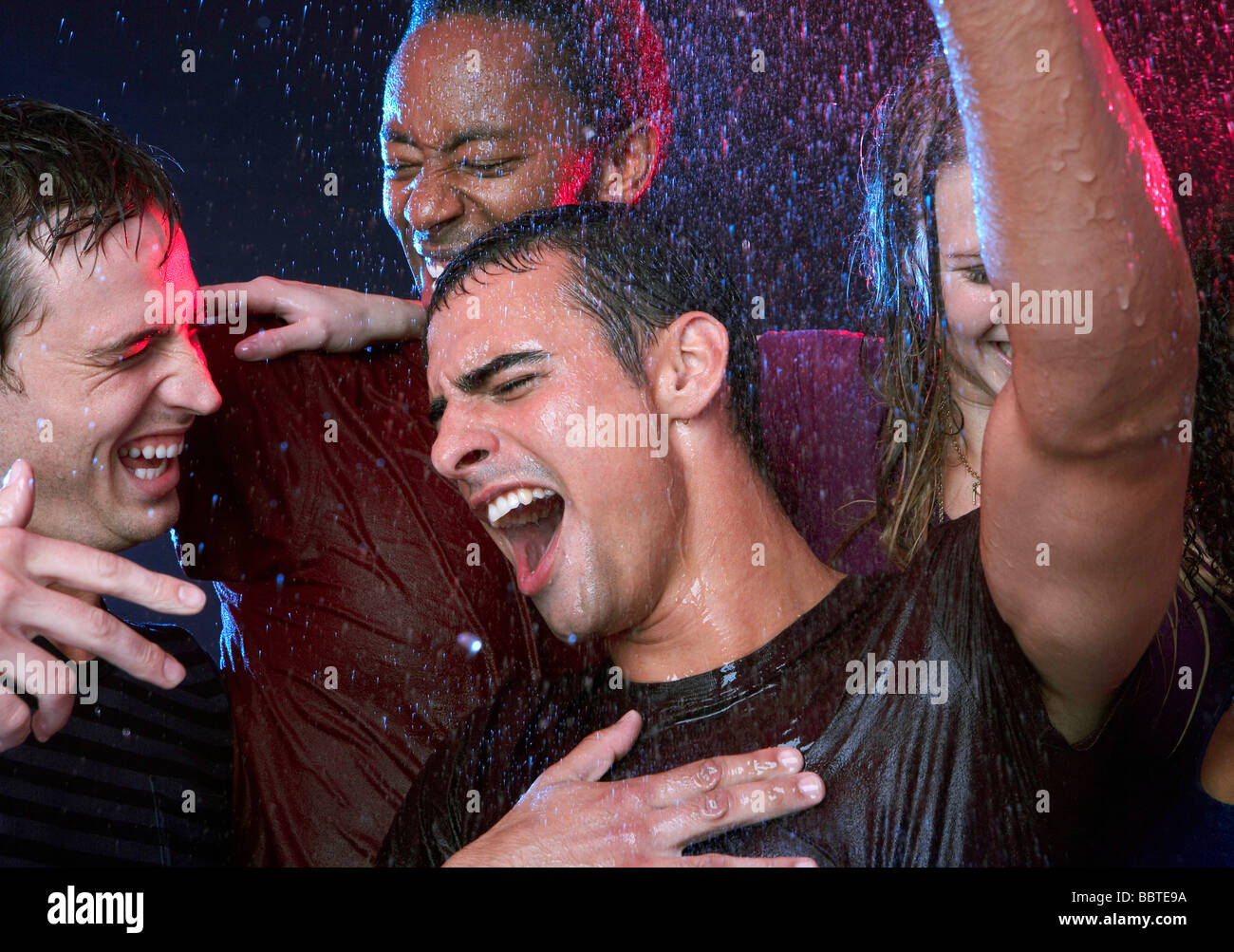 Groupe d'amis la danse de la pluie Banque D'Images