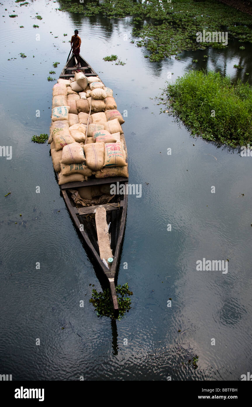 Pile de sacs de riz par bateau dans un village du Kerala, Inde Banque D'Images