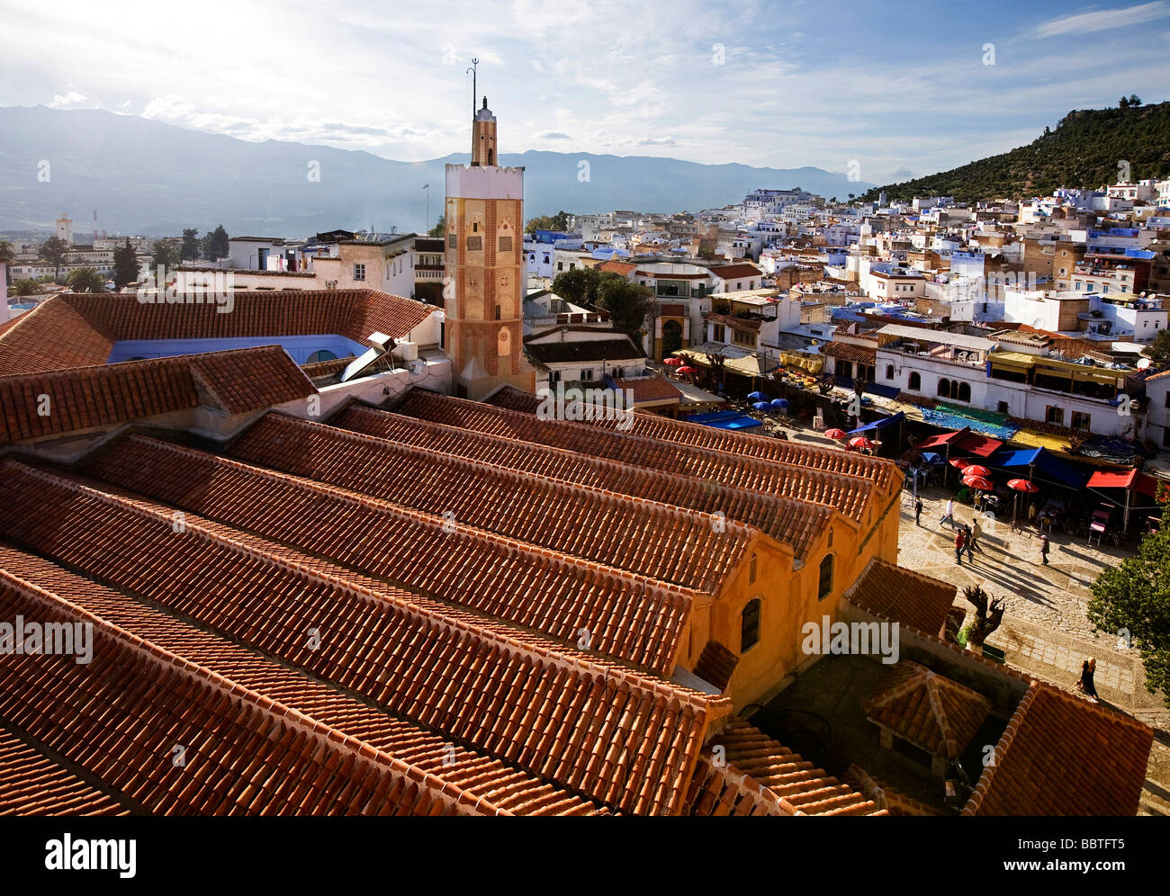 Vue sur la Grande Mosquée de la Kasbah, Chefchaouen, Maroc Banque D'Images