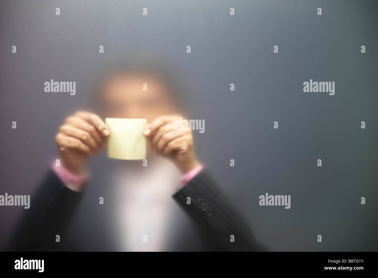 Man sticking note sur l'écran dépoli Banque D'Images