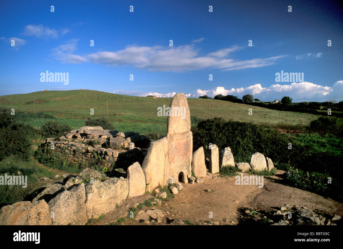 Coddu Vecchiu tombe du géant, Arzachena, Sardaigne, Italie Banque D'Images