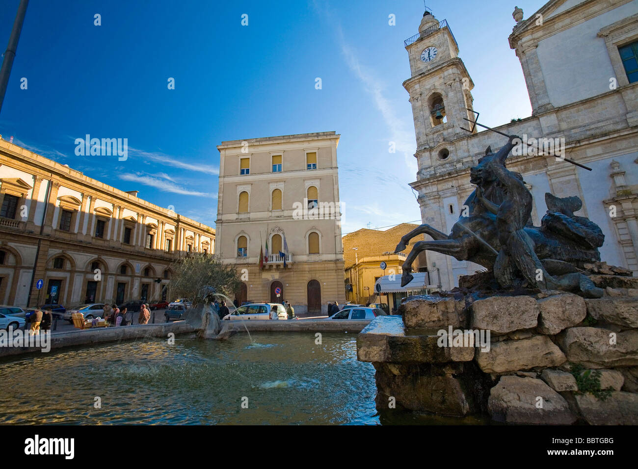 Fontaine de Neptune et l'édifice municipal, Place Garibaldi, Caltanissetta, Sicile, Italie, Europe Banque D'Images