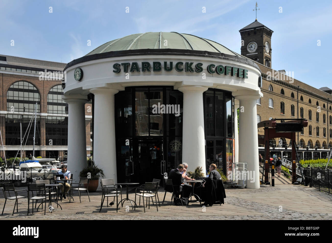 Café Starbucks à St Katharine Docks Londres Banque D'Images