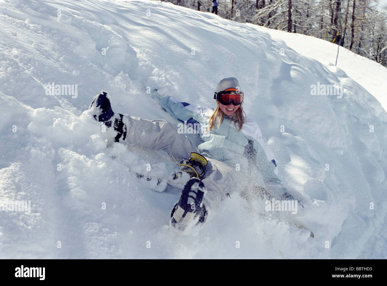 Rolling Girl in snow Banque D'Images