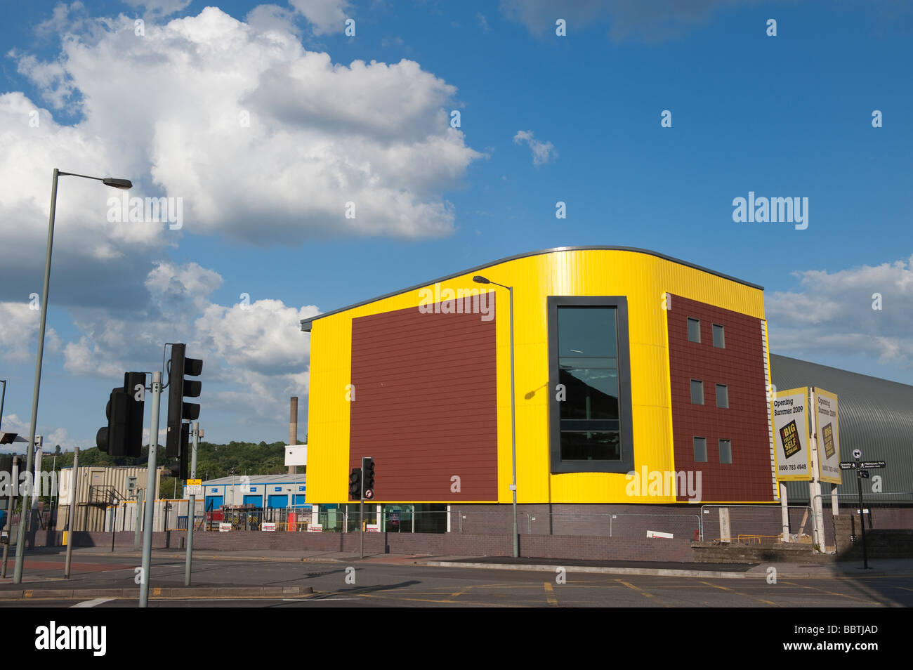 Nouveau bâtiment de stockage moderne de couleur jaune Banque D'Images