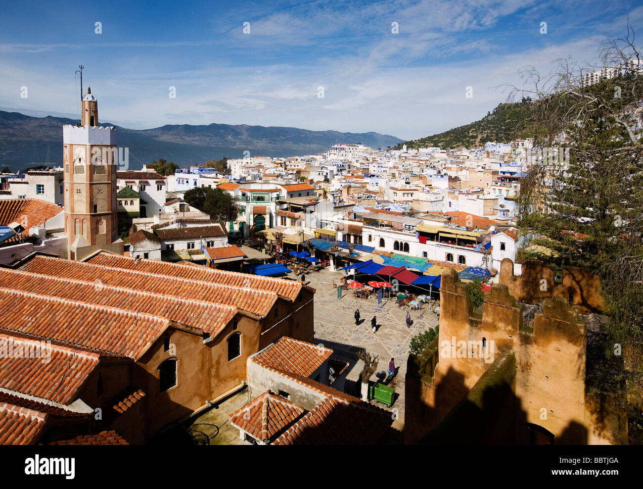 Vue sur la Grande Mosquée de la Kasbah, Chefchaouen, Maroc Banque D'Images