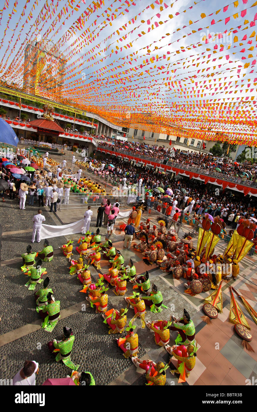 Les gens défilent dans la Basilique de Santo Niño de sinulog Banque D'Images