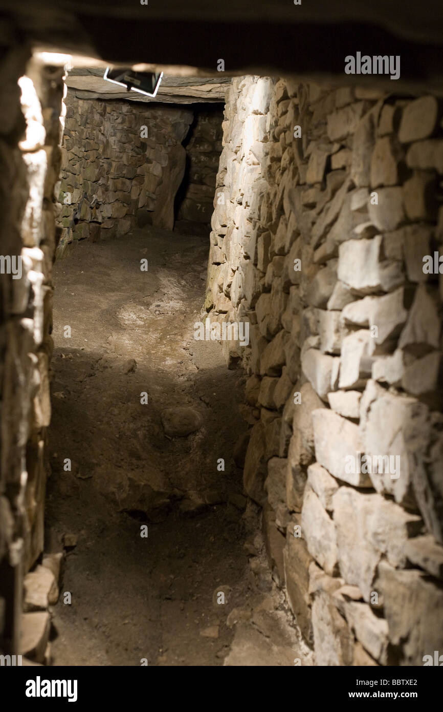 Passage Knouth. Le passage à travers le monticule excavé à Knouth vers la chambre centrale. Banque D'Images