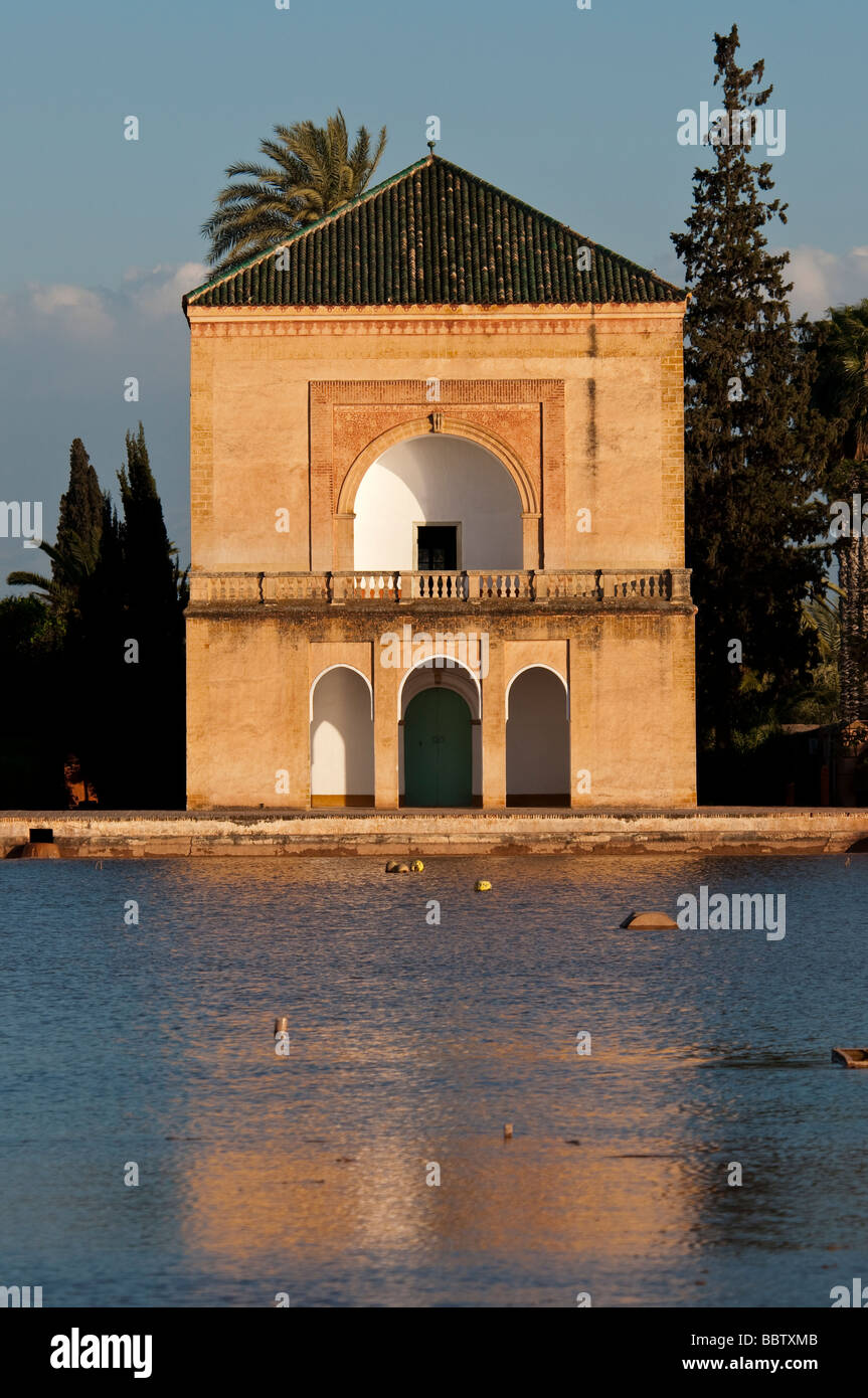Le pavillon du bassin et de jardins de la Ménara à Marrakech Maroc Photo  Stock - Alamy