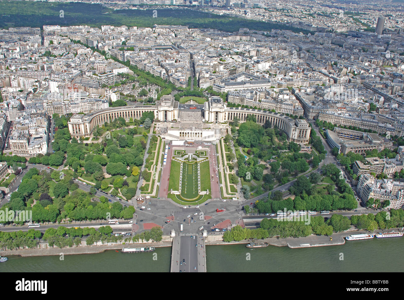 Vue de la Tour Eiffel avec Palais de Chaillot et les jardins du Trocadéro Paris Banque D'Images