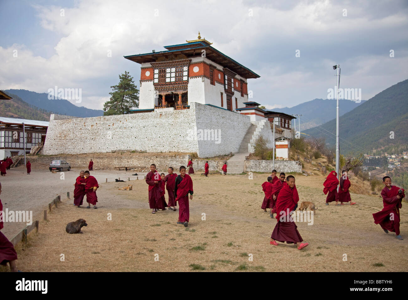 Jeunes moines en habit rouge Thimphu, Bhoutan monastère Banque D'Images