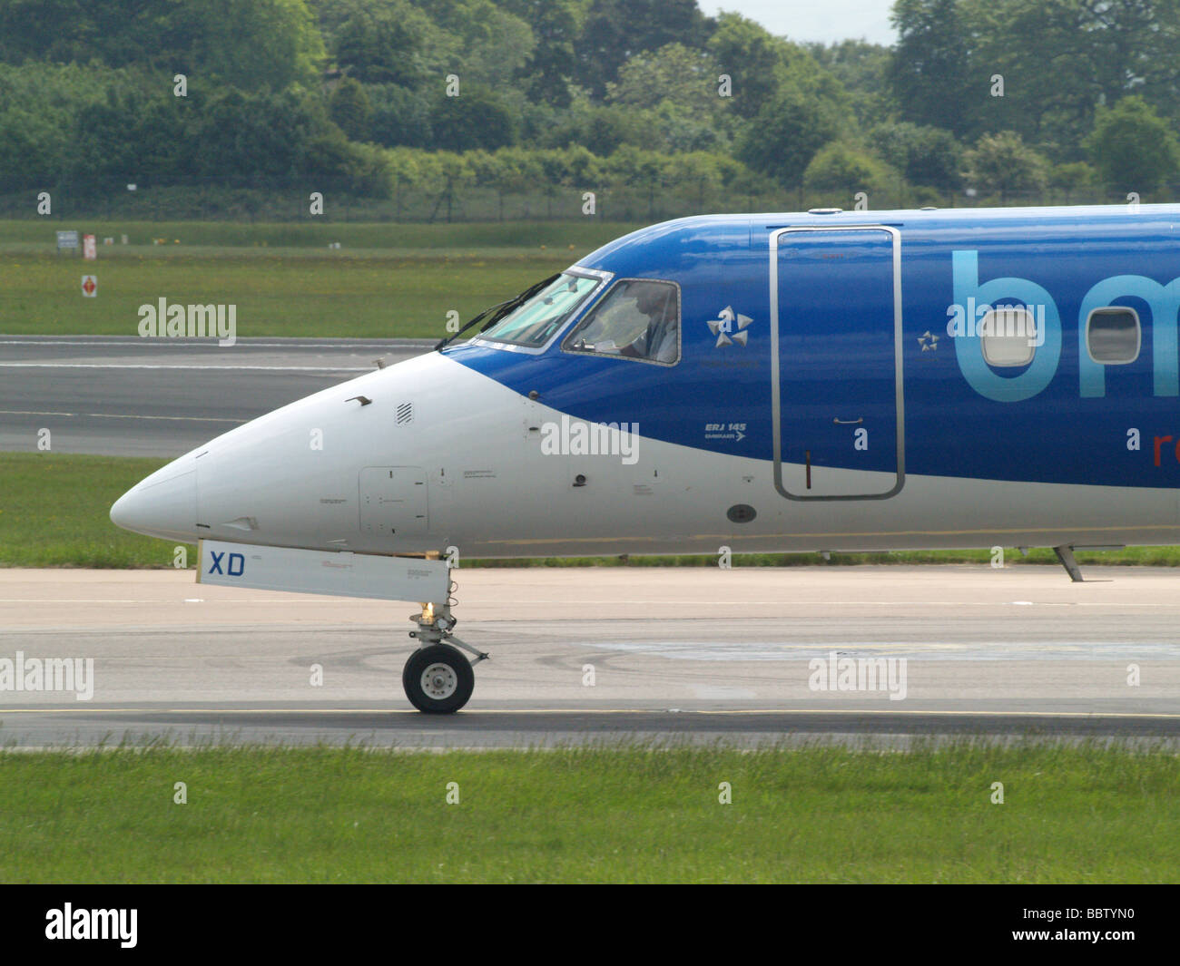 Le nez et le cockpit BMI Regional Airlines Embraer EMB-145EP après l'atterrissage à l'aéroport de Manchester Banque D'Images