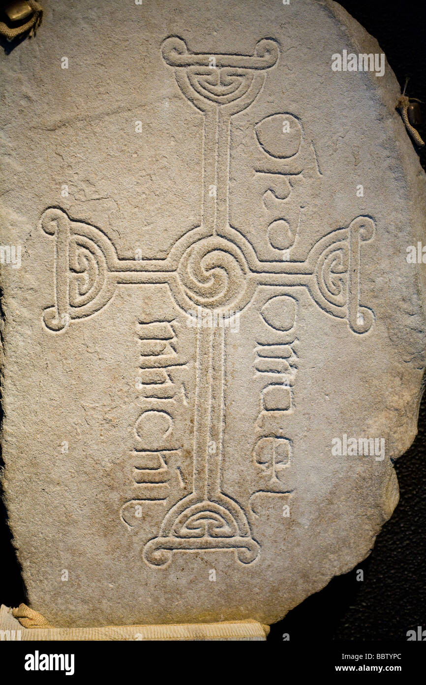 Tombe de Clonmacnoise sculpté de la dalle. Le travail de pierre détaillée début dalle grave des marqueurs à Clonmacnoise. Banque D'Images