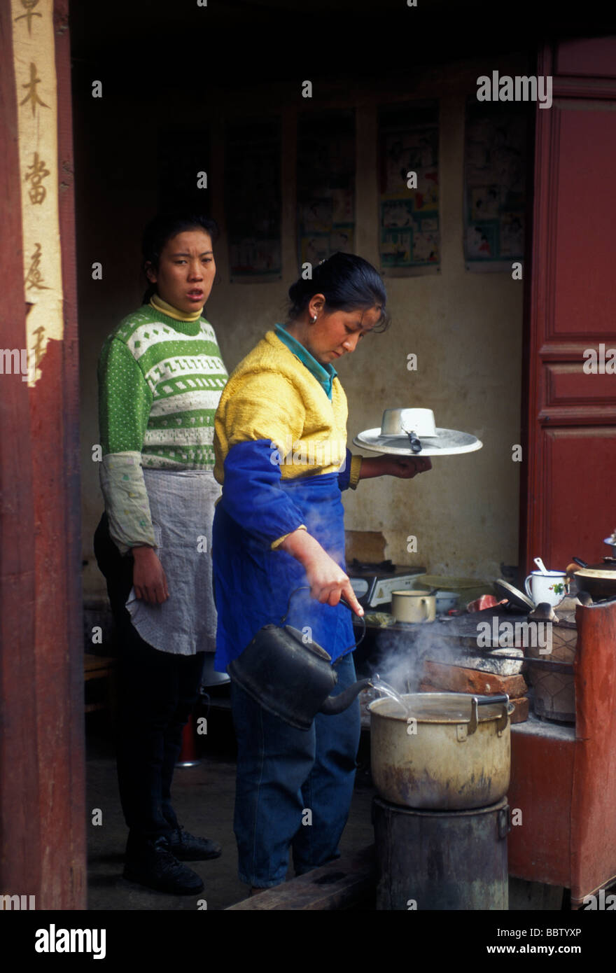 Les gens travailleurs au restaurant dans la vieille ville de Lijiang Yunnan Chine Asie Banque D'Images