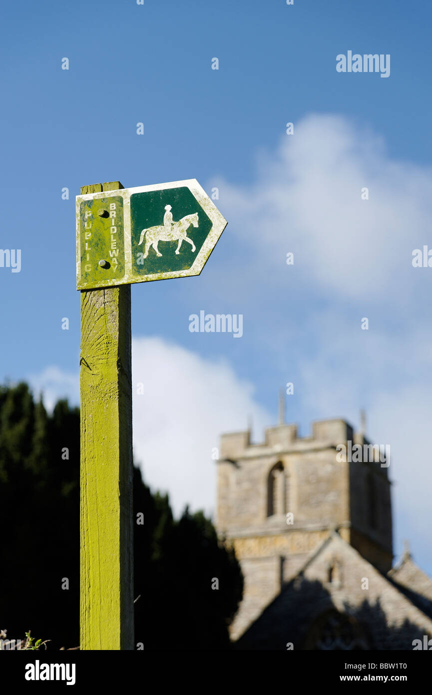 Bridleway Public signe avec l'église du village en milieu rural du sud-ouest de l'Angleterre Dorset UK Banque D'Images
