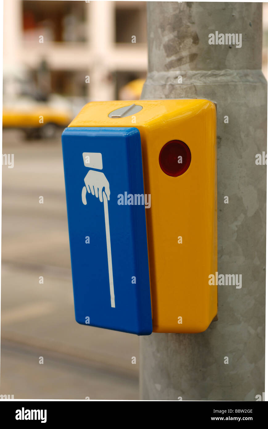 L'aide pour les aveugles sur un feu de circulation dans le quartier de Neustadt, à Dresde, Saxe, Allemagne, Europe Banque D'Images