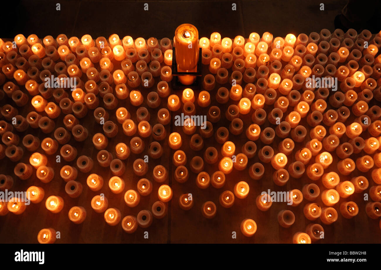 Bougies votives dans l'église de Notre-Dame, Dresde, Saxe, Allemagne, Europe Banque D'Images