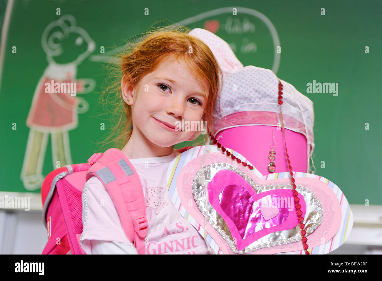 Jeune fille à sa première journée à l'école tenant une schultuete, cône école rempli de bonbons et de cadeaux Banque D'Images