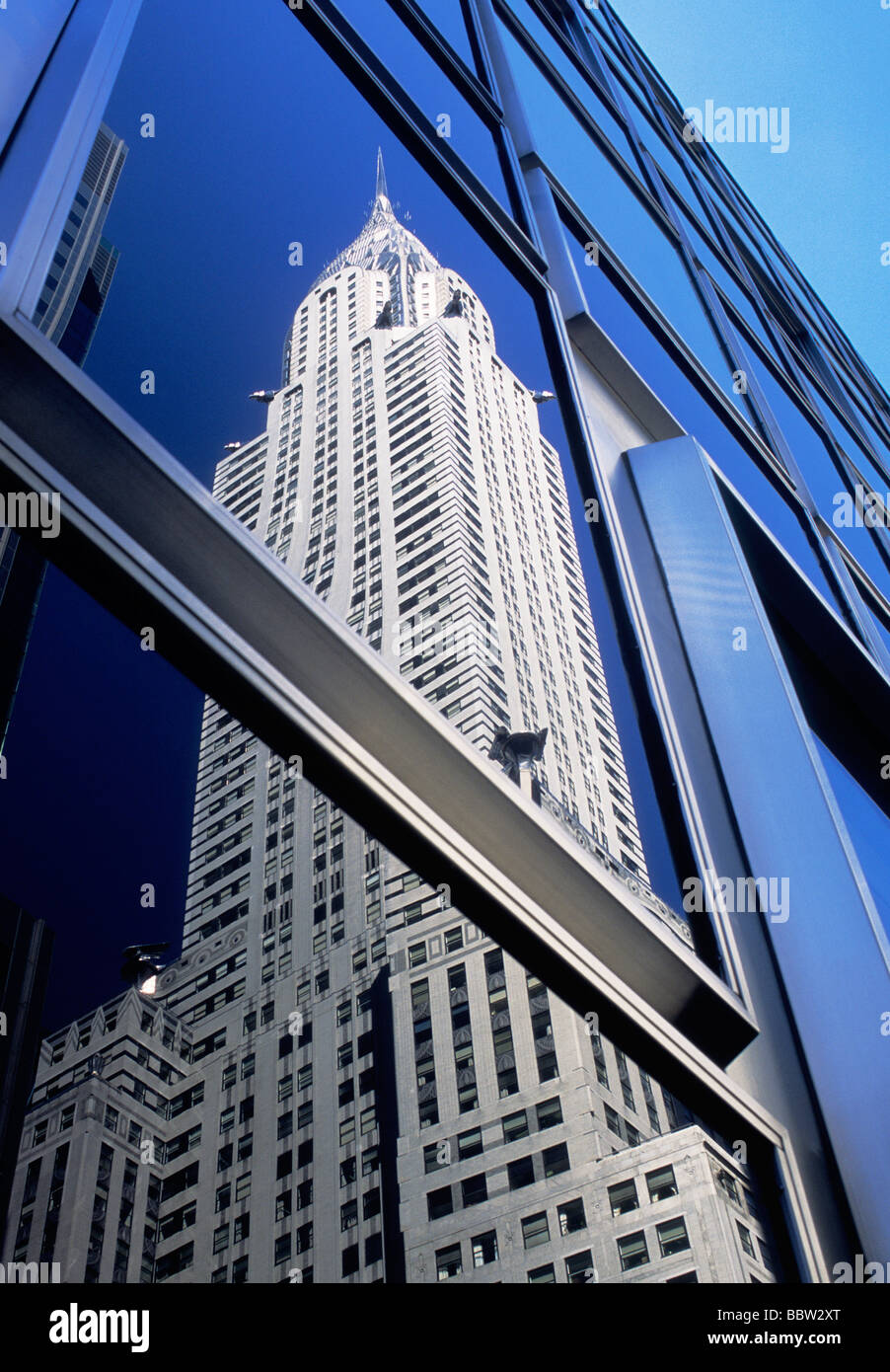 Réflexion de fenêtre du Chrysler Building de New York. Quartier art déco de manhattan, 42e rue. Site historique de New York, site historique national. Banque D'Images