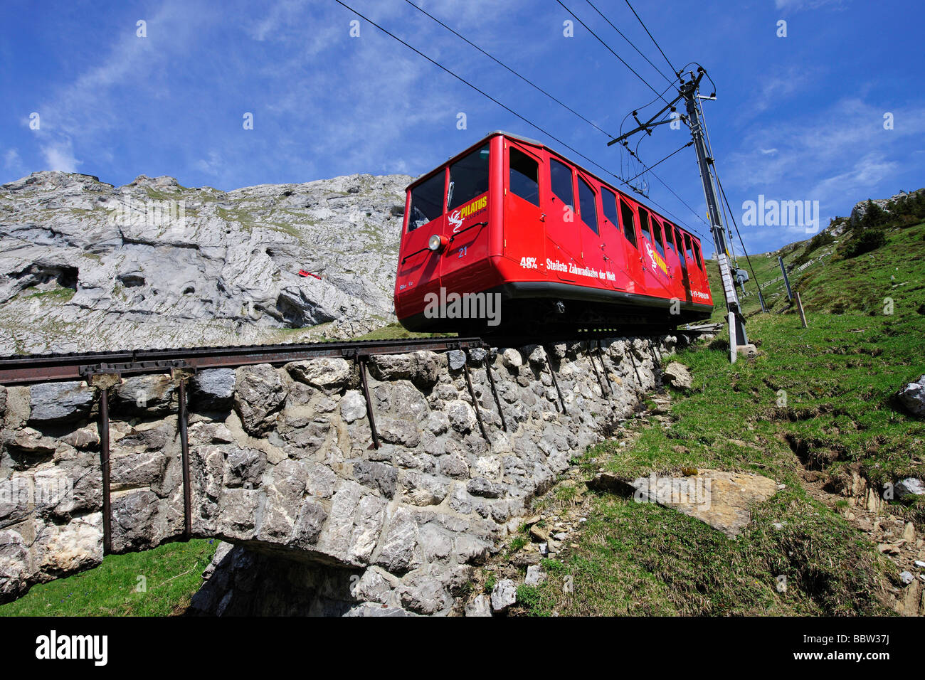 Le Mont Pilate à chemin de fer, une montagne de loisirs près de Lucerne, les 48 % de pente faisant voyager par les liaisons ferroviaires Banque D'Images