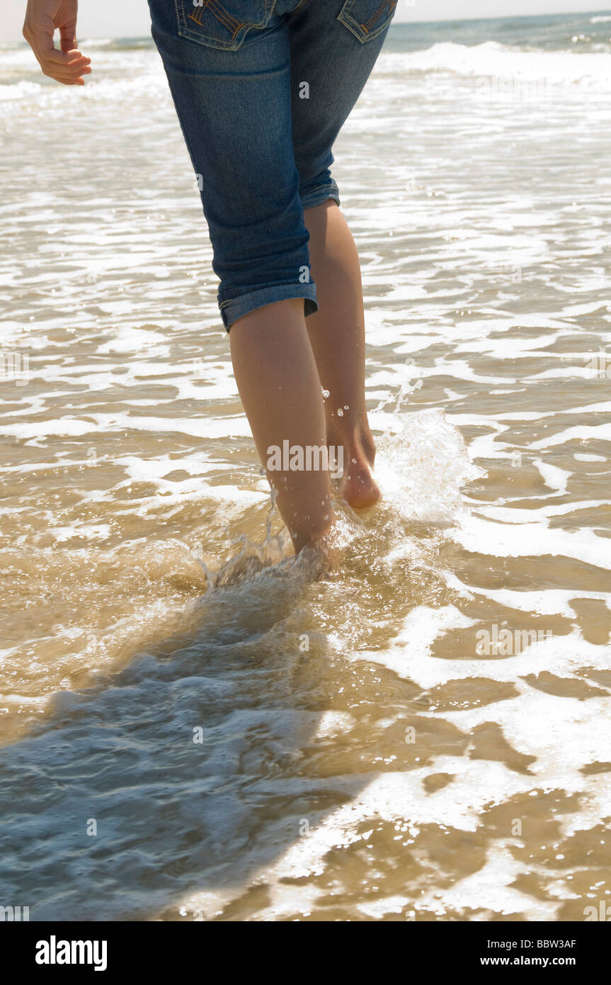 Détail des pieds et des jambes sur la plage Banque D'Images