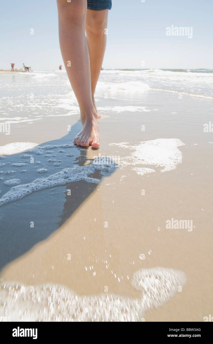 Détail des pieds et des jambes sur la plage Banque D'Images