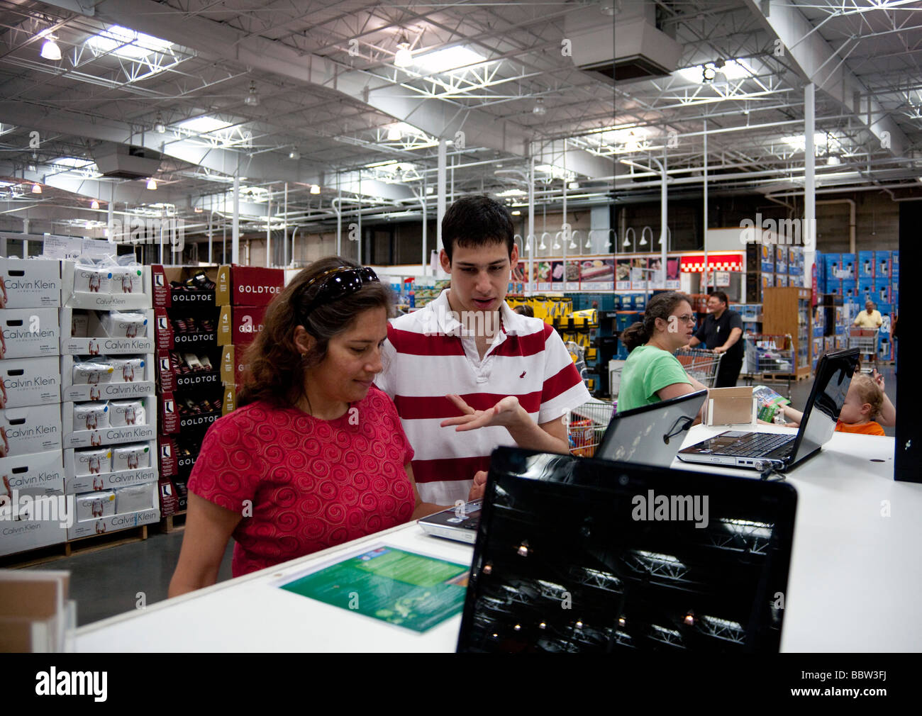 Clients au socle de l'ordinateur, l'entrepôt Costco, USA Banque D'Images