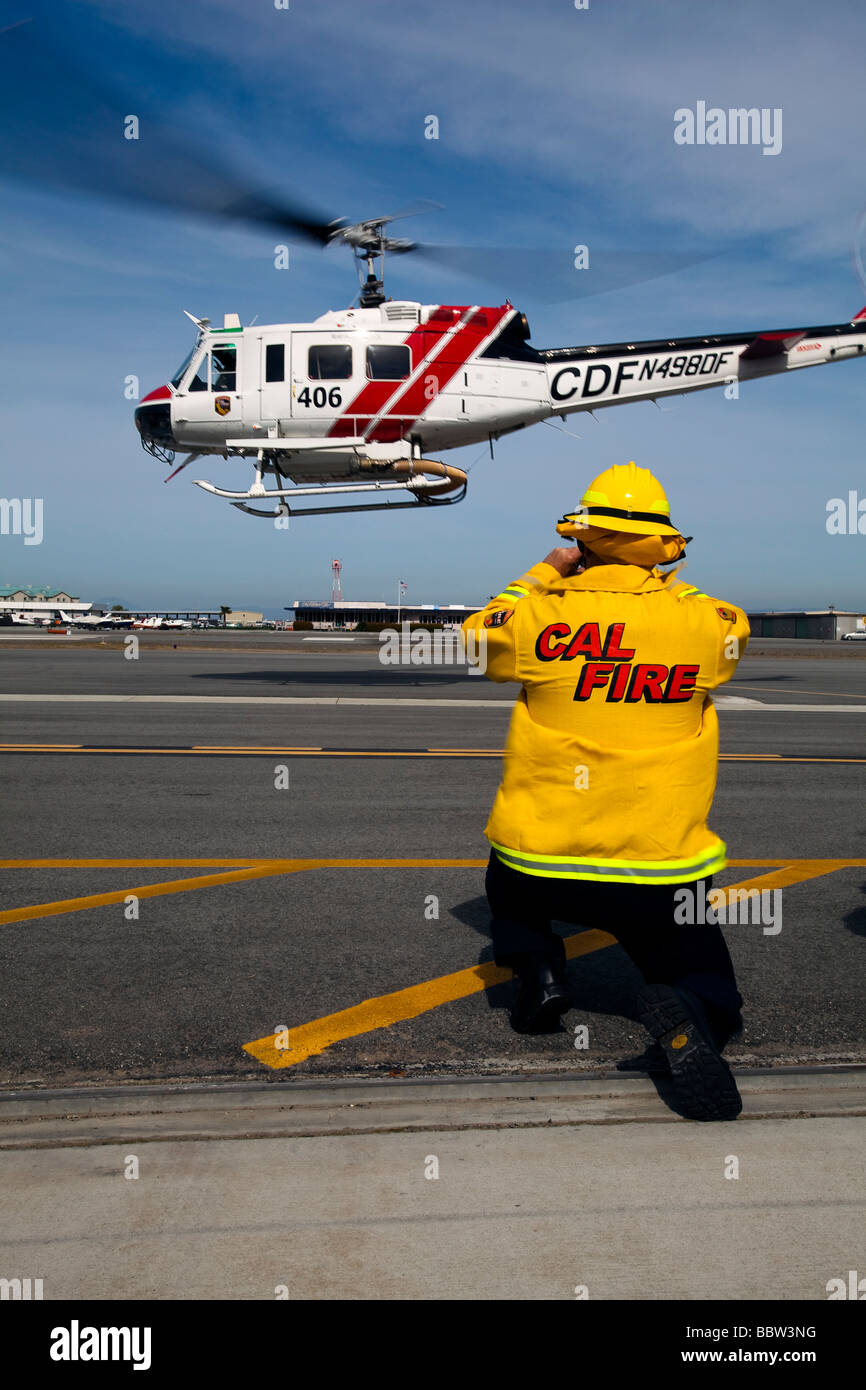 CAL FIRE Emergency Responder @ hélicoptère formation opérations spéciales avec California Highway Patrol, AMR et San Mateo EMT Banque D'Images