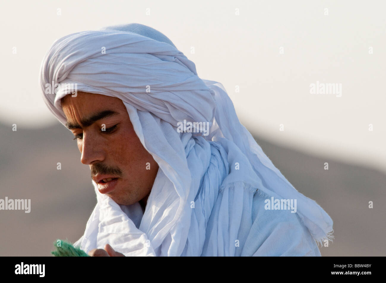 Un port de tête traditionnel berbère dress dans les déserts de sud du Maroc Banque D'Images