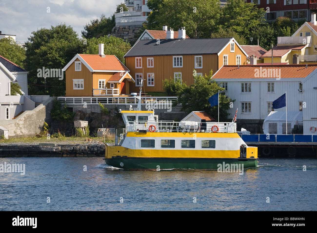 Petit bateau près de coastal village norvégien Banque D'Images