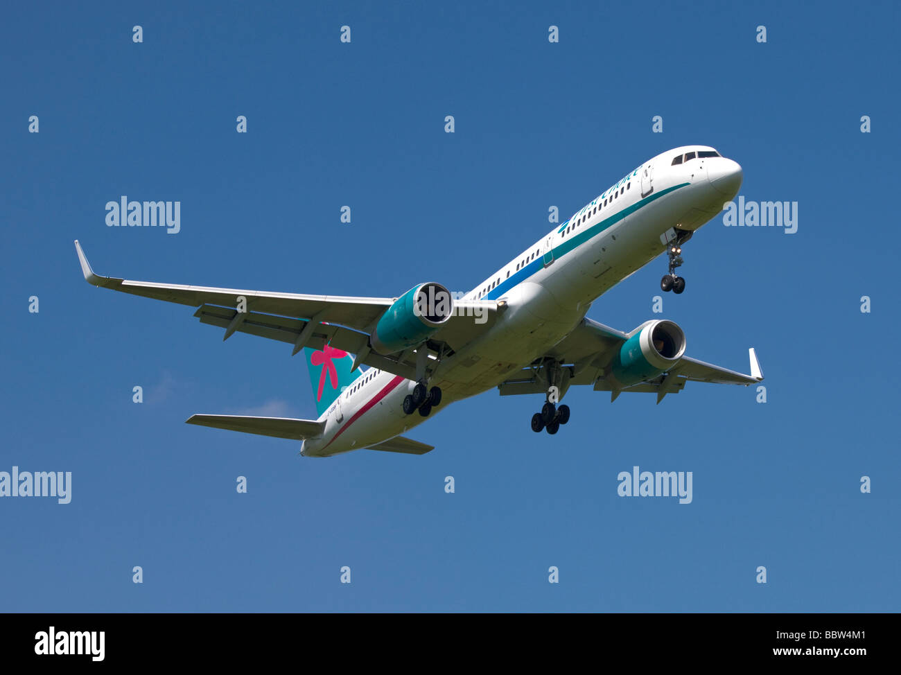 Premier Choix Boeing 757 à l'atterrissage à l'aéroport de Gatwick, Angleterre Banque D'Images