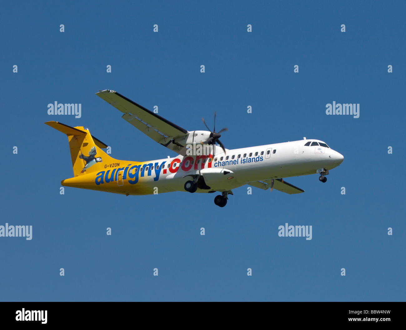 Aurigny ATR 72-212 L'atterrissage d'un aéronef à l'aéroport de Gatwick, Angleterre Banque D'Images
