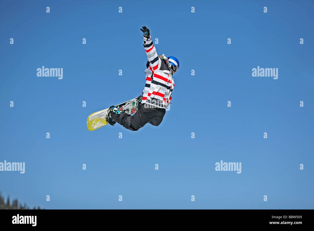 Snowboarder effectue un big air dans le snowpark. Station de Ski de Brighton, Salt Lake City, Utah, USA Banque D'Images